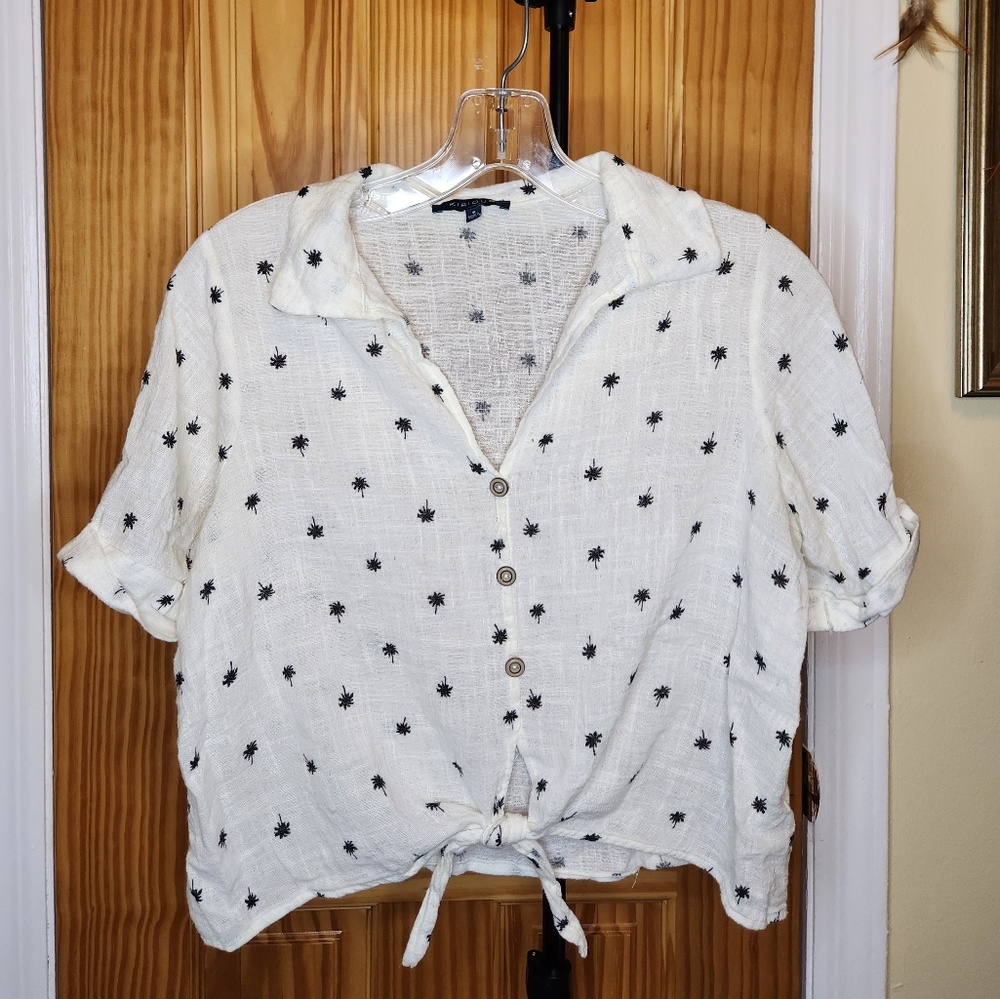 Women's White Button-Up Top with Black Palm Tree Pattern Size: Small